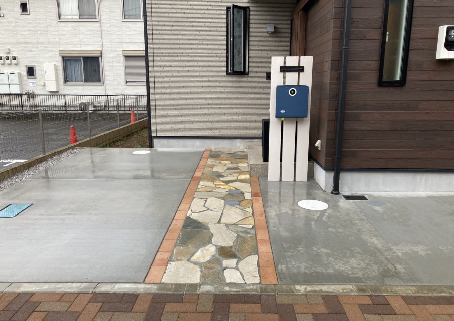 神奈川県海老名市　新築外構工事　アプローチ自然石　おしゃれなポスト施工例6
