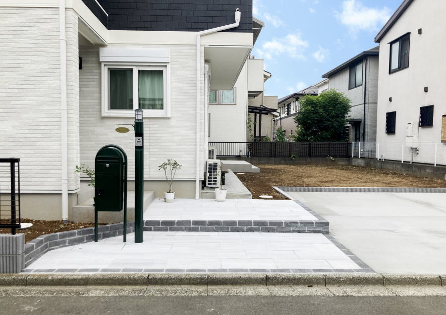 神奈川県厚木市　セキスイポスト　緑の生える緑のポスト施工例　白とグレーのコントラスト　新築外構9