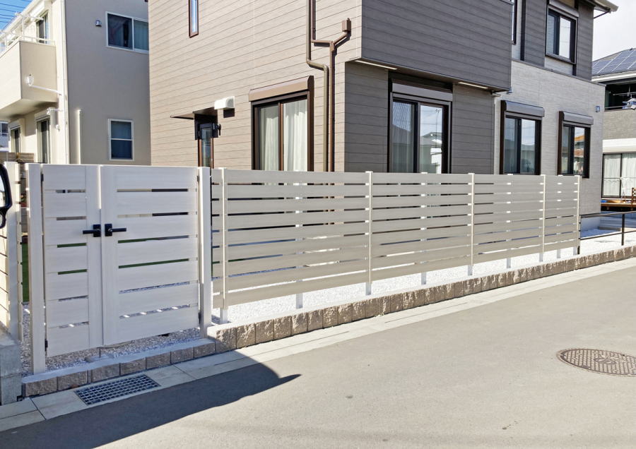 神奈川県厚木市　赤いポスト施工例　　白いフェンス　目隠しフェンス5