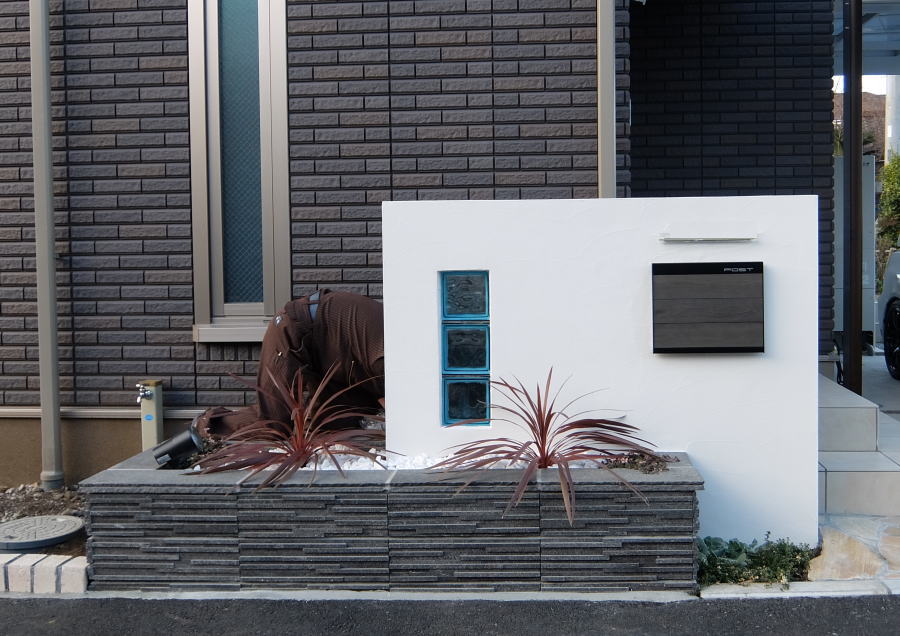 神奈川県　意匠ブロック施工　品のある外構　おしゃれな門柱