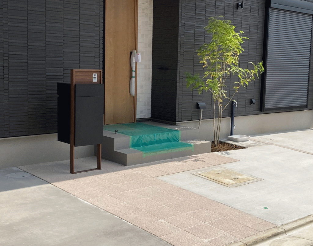 機能門柱施工例　宅配ボックス施工例　神奈川県新築外構業者2025