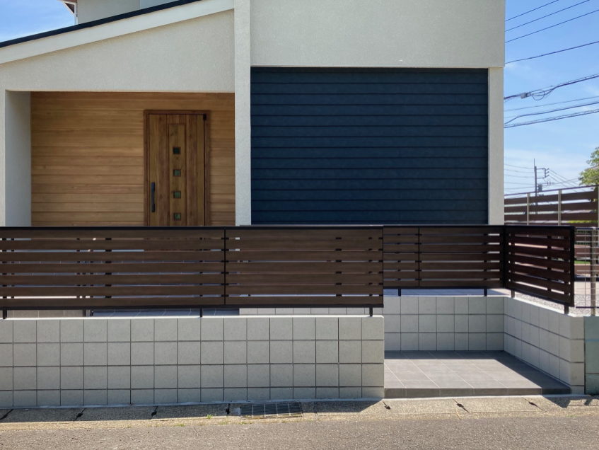 目隠しフェンス施工例　木調フェンス　シャトレナ　三協アルミ神奈川県厚木市