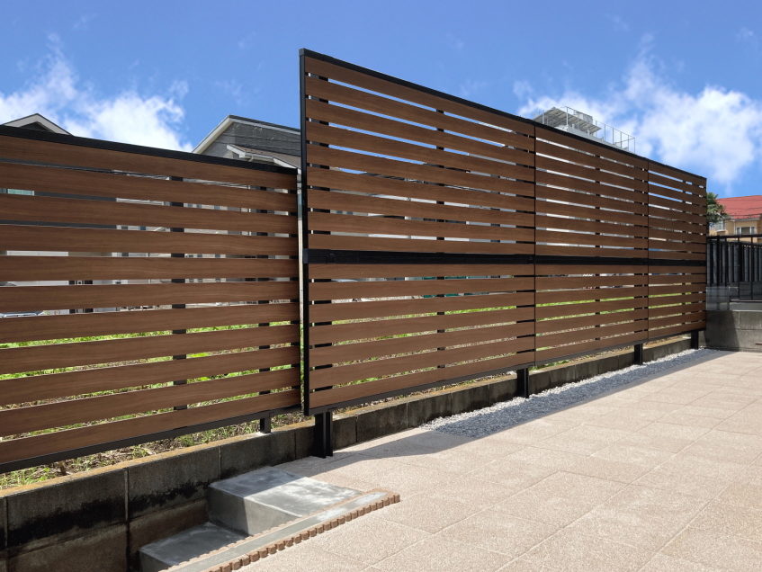 神奈川県　目隠しフェンス施工例　木調フェンス施工例　フェンス施工例　