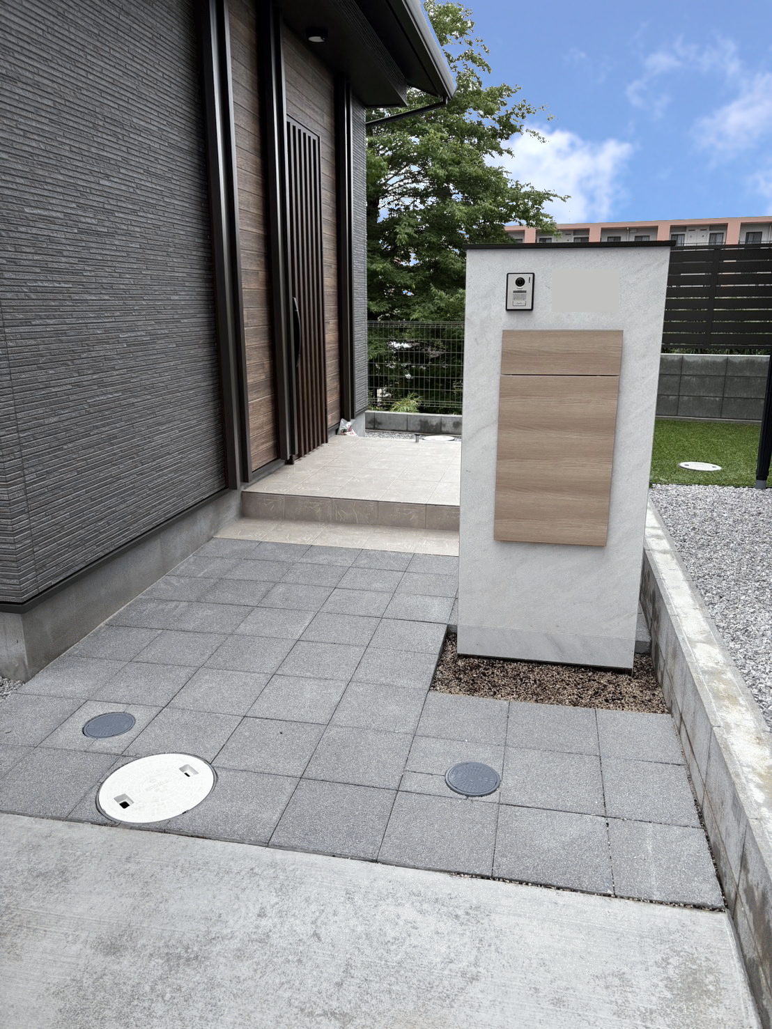 神奈川県座間市　新築外構工事　ガーデンテラス施工例　目隠しフェンス施工例　人工芝　宅配ボックス