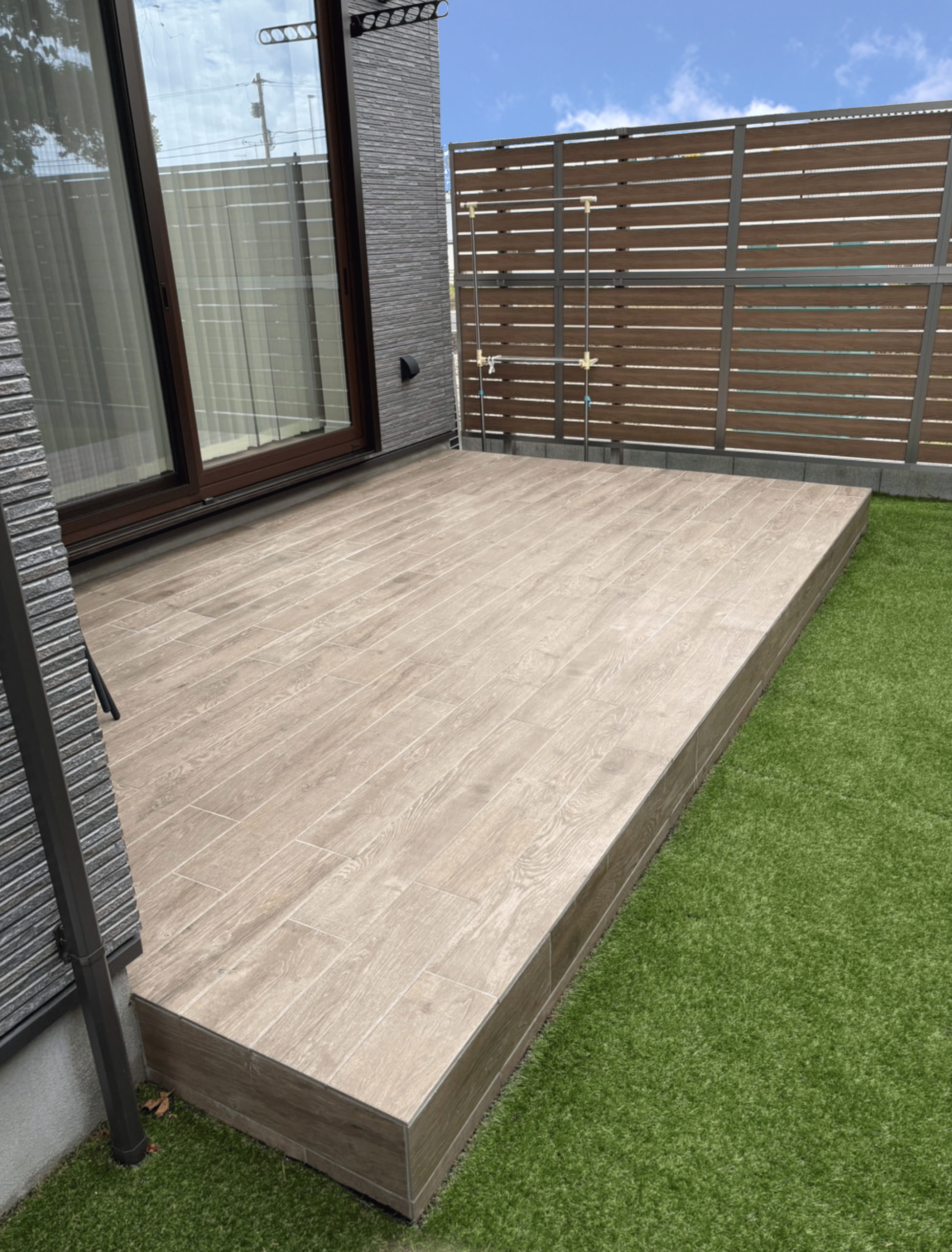 神奈川県座間市　新築外構工事　ガーデンテラス施工例　目隠しフェンス施工例　人工芝　宅配ボックス1234