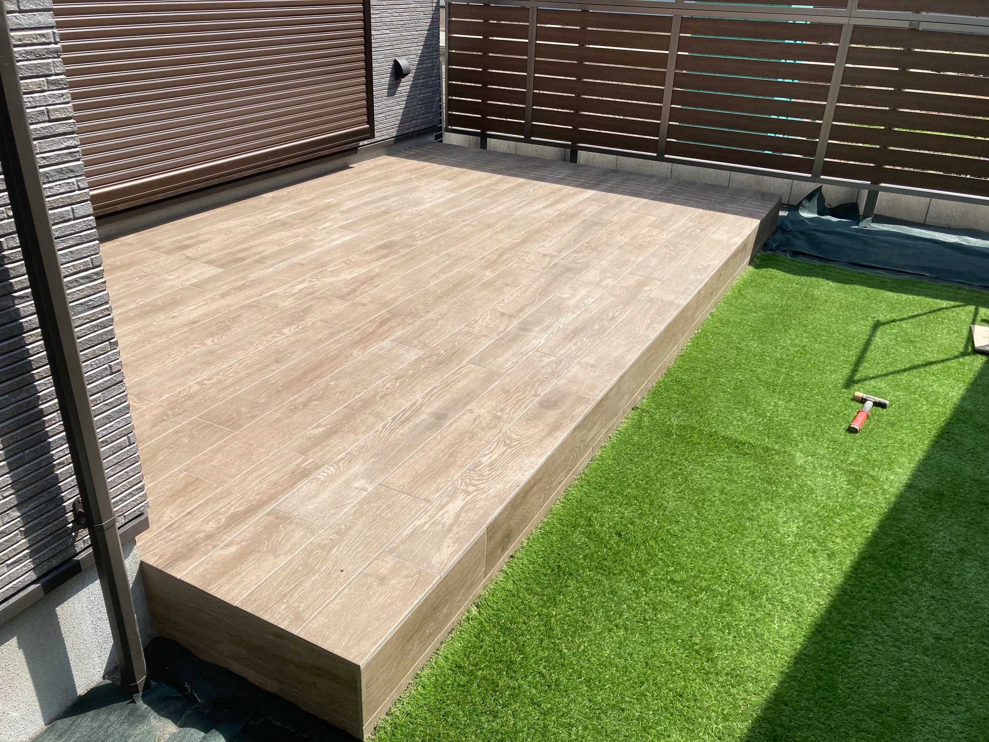 神奈川県座間市　新築外構工事　ガーデンテラス施工例　目隠しフェンス施工例　人工芝　宅配ボックス1