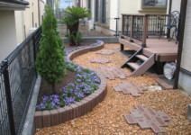 *人工木デッキ>>お木に入り(三協HK)*レンガ>>ボーラルレンガ(SBIC) 庭工事施工例 神奈川県 人工芝施工例 人工木デッキ施工例 テラスタイル施工例1