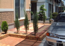 *コンクリート平板>>アクシアラスキン(SBIC)*レンガ>>ショコラブリック(SBIC) 庭工事施工例 神奈川県 人工芝施工例 人工木デッキ施工例 テラスタイル施工例1