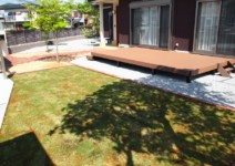 *人工木デッキ>>お木にり(三協HK) 庭工事施工例 神奈川県 人工芝施工例 人工木デッキ施工例 テラスタイル施工例1