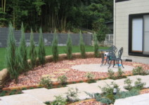 *コンクリート平板>>アクシアサークル*化粧砂利>>レンガチップ(SBIC)) 庭工事施工例 神奈川県 人工芝施工例 人工木デッキ施工例 テラスタイル施工例1