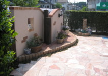 *自然石>>エルドラドクォーツ(メイクランド)*ピンコロ>。アーバングラニット(メイクランド)*外壁材>>ジョリパット(アイカ工業) 庭工事施工例 神奈川県 人工芝施工例 人工木デッキ施工例 テラスタイル施工例1