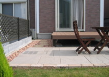 *コンクリート平板>。アクシアトラッド(SBIC) 庭工事施工例 神奈川県 人工芝施工例 人工木デッキ施工例 テラスタイル施工例1