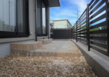 *自然石>>エルドラドクォーツ(メイクランド)*化粧砂利>>クラッシュストーン(TOYO工業) 庭工事施工例 神奈川県 人工芝施工例 人工木デッキ施工例 テラスタイル施工例1