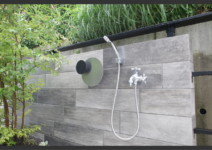 塀タイル>>レグナ(ニッタイ)
ホースハンガーシャワー(Onlyone) 庭工事施工例 神奈川県 人工芝施工例 人工木デッキ施工例 テラスタイル施工例1