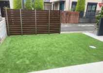 人工芝>>MターフPROプレミアム(メイクランド)
タイル>>ストーンエッジⅡ(LIXIL)
樹脂フェンス>>マイティウッド(F&F)
化粧ブロック>>ラファイエ(TOYO工業)
Gフレーム+Gルーフ(LIXIL)