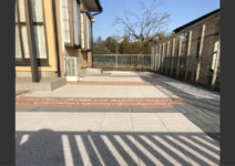 *平板>>ソルベ(SBIC))*コンクリート枕木>>アクシアランバー(SBIC)*レンガ>>ショコラペイバー(SBIC) 庭工事施工例 神奈川県 人工芝施工例 人工木デッキ施工例 テラスタイル施工例1