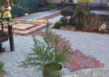 *コンクリート平板>>アクシアラスキン(SBIC)*レンガ>>ショコラペイバー(SBIC) 庭工事施工例 神奈川県 人工芝施工例 人工木デッキ施工例 テラスタイル施工例1