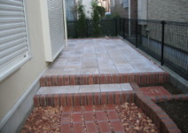 *レンガ>>ショコラブリック(SBIC)*化粧砂利>>レンガチップ(SBIC) 庭工事施工例 神奈川県 人工芝施工例 人工木デッキ施工例 テラスタイル施工例1