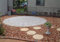 *コンクリート平板>>アクシアサークル(SBIC)*
化粧砂利>>レンガチップ(SBIC) 庭工事施工例 神奈川県 人工芝施工例 人工木デッキ施工例 テラスタイル施工例1