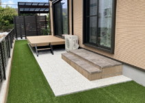 *人工木デッキ>>樹ら楽ステージ(LIXIL)
*人工芝>>ジオターフ2(Onlyone)
平板>>ソルベ(SBIC)*コンクリート枕木>>ヴィンテージウッドペイブ(TOYO工業) 庭工事施工例 神奈川県 人工芝施工例 人工木デッキ施工例 テラスタイル施工例1