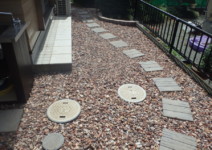 *化粧砂利>>ブリックチップネオ(メイクランド)*コンクリート枕木>>アクシアヴィレッジ(SBIC) 庭工事施工例 神奈川県 人工芝施工例 人工木デッキ施工例 テラスタイル施工例1