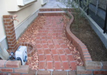 *レンガ>>ショコラブリック(SBIC)*化粧砂利>>レンガチップ(SBIC) 庭工事施工例 神奈川県 人工芝施工例 人工木デッキ施工例 テラスタイル施工例1