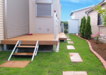 *人工木デッキ>>お木に入り(三協アルミ)*ピンコロ>>アーバングラニット(メイクランド)*タイル>>ソラレス(名古屋モザイク)*タイル>>ソラレス(名古屋モザイク)*コンクリート平板>>アクシアトラッド(SBIC) 庭工事施工例 神奈川県 人工芝施工例 人工木デッキ施工例 テラスタイル施工例1