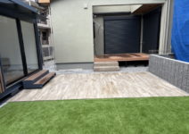 人工芝>>Mターフproプレミアム(メイクランド)
目隠しフェンス>>フェンスAB YS3型(LIXIL)
タイル>>スコティッシュウッド(メイクランド) 庭工事施工例-K様邸