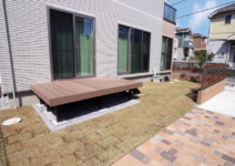 人工木デッキ>>樹ら楽ステージ(LIXIL)インターロッキング>>ロシェアクア(SBIC) 庭工事施工例 神奈川県 人工芝施工例 人工木デッキ施工例 テラスタイル施工例1