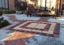 *コンクリート平板>>アクシアラスキン(SBIC)*レンガ>>ショコラペイバー(SBIC) 庭工事施工例 神奈川県 人工芝施工例 人工木デッキ施工例 テラスタイル施工例1