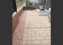 *コンクリート平板>>パエリア(SBIC)*化粧砂利>>バラストS(SBIC) 庭工事施工例 神奈川県 人工芝施工例 人工木デッキ施工例 テラスタイル施工例1