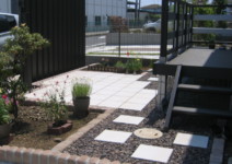 *コンクリート平板>>アクシアトラッド(SBIC) 庭工事施工例 神奈川県 人工芝施工例 人工木デッキ施工例 テラスタイル施工例1