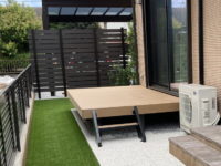 *人工木デッキ>>樹ら楽ステージ(LIXIL)
*人工芝>>ジオターフ2(Onlyone)
平板>>ソルベ(SBIC)*コンクリート枕木>>ヴィンテージウッドペイブ(TOYO工業) 庭工事施工例 神奈川県 人工芝施工例 人工木デッキ施工例 テラスタイル施工例1