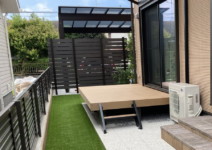 *人工木デッキ>>樹ら楽ステージ(LIXIL)
*人工芝>>ジオターフ2(Onlyone)
平板>>ソルベ(SBIC)*コンクリート枕木>>ヴィンテージウッドペイブ(TOYO工業) 庭工事施工例 神奈川県 人工芝施工例 人工木デッキ施工例 テラスタイル施工例1