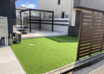 人工芝>>MターフPROプレミアム(メイクランド)
タイル>>ストーンエッジⅡ(LIXIL)
樹脂フェンス>>マイティウッド(F&F)
化粧ブロック>>ラファイエ(TOYO工業)
Gフレーム+Gルーフ(LIXIL) 庭工事施工例-T様邸