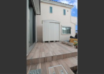 *タイル>>ソラレス(名古屋モザイク) 庭工事施工例 神奈川県 人工芝施工例 人工木デッキ施工例 テラスタイル施工例1