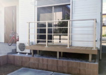 *人工木デッキ>>樹ら楽ステージ(LIXIL) 庭工事施工例 神奈川県 人工芝施工例 人工木デッキ施工例 テラスタイル施工例1