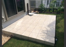 タイル>>エタニティ(リビエラ) 庭工事施工例 神奈川県 人工芝施工例 人工木デッキ施工例 テラスタイル施工例1