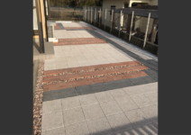 *平板>>ソルベ(SBIC))*コンクリート枕木>>アクシアランバー(SBIC)*レンガ>>ショコラペイバー(SBIC) 庭工事施工例 神奈川県 人工芝施工例 人工木デッキ施工例 テラスタイル施工例1